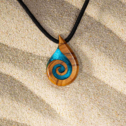 Goccia d’acqua, collana artigianale in legno di ulivo italiano e resina blu fatta a mano