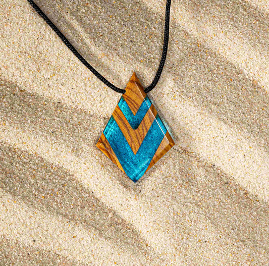 Maya, collana artigianale in legno d’ulivo italiano e resina blu fatta a mano