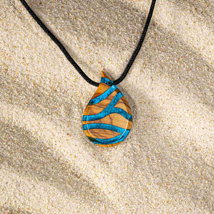 Omnia, collana artigianale in legno di ulivo italiano e resina blu fatta a mano