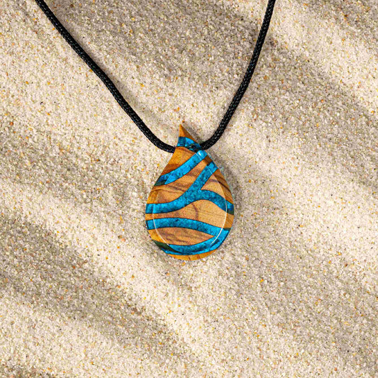 Omnia, collana artigianale in legno di ulivo italiano e resina blu fatta a mano