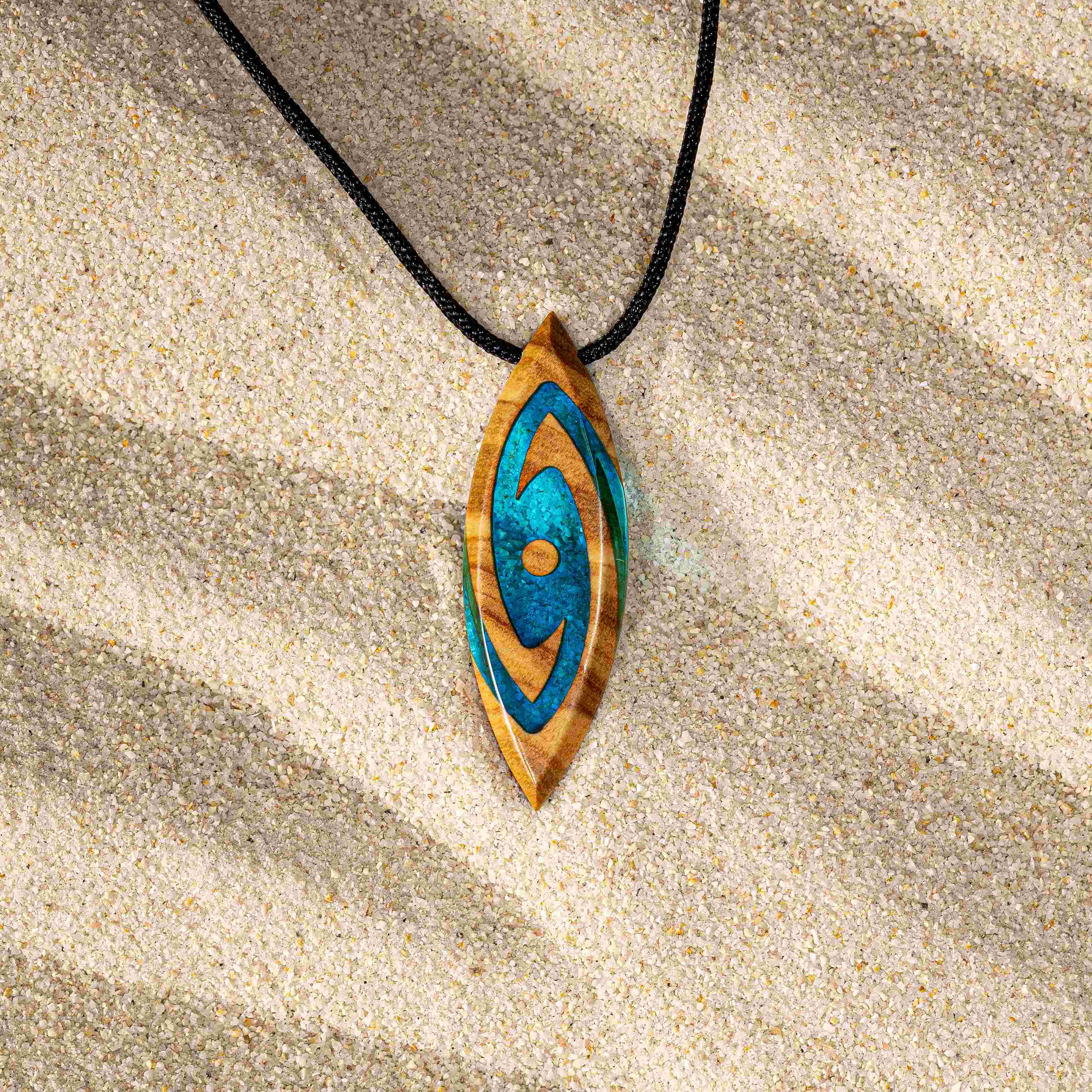 Vortex d’acqua, collana artigianale in legno di ulivo italiano e resina blu fatta a mano